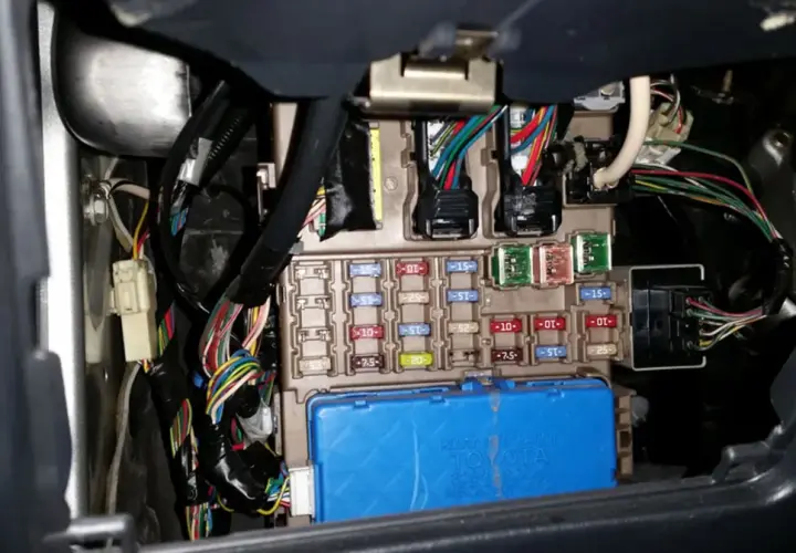 Wnętrze samochodu z widocznym panelem bezpieczników i przekaźników. Jak sprawdzić czy dochodzi prąd do kostki w samochodzie? Tutaj znajdziesz odpowiedź.
