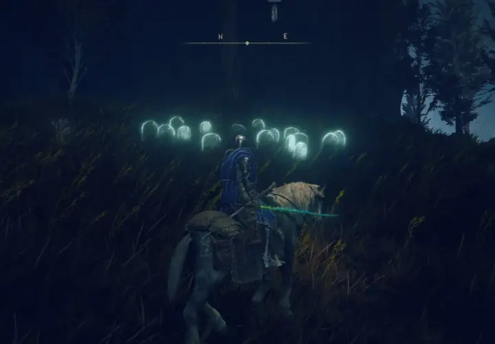 Rycerz na koniu w Elden Ring zbiera łzy larwy wśród nocnej mgły i wysokiej trawy.