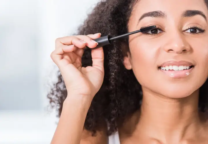 Une femme applique du mascara, ses cils s'allongent. Elle sourit, le mascara qui coule est évité.