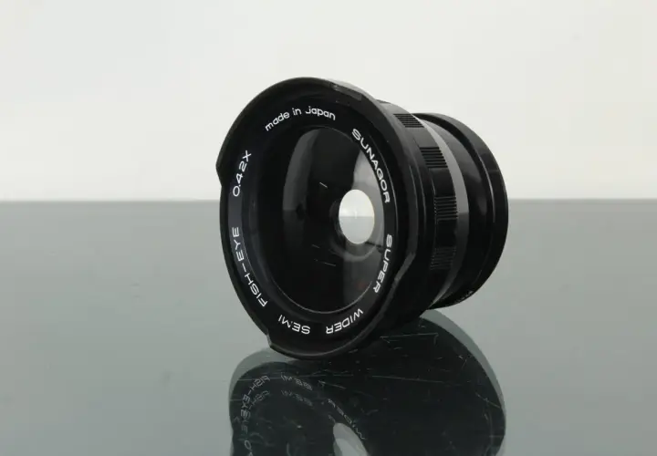 Czarny obiektyw rybie oko Sunagor 0.42x, wyprodukowany w Japonii, z napisem "Super Wider Semi Fish-Eye".
