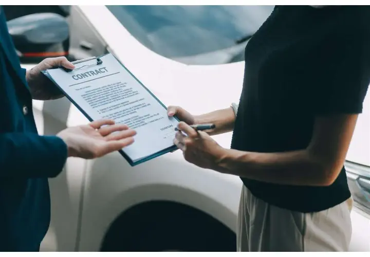 Firma del contratto per l'auto, un passo verso il certificato di proprietà auto mai avuto.