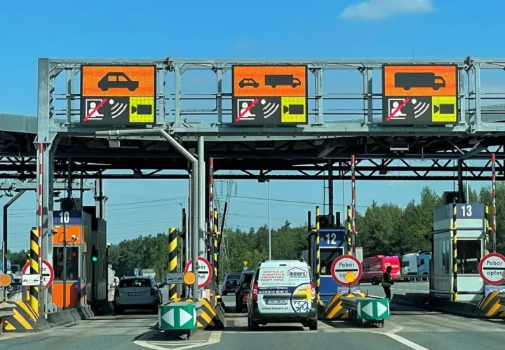 Bramki do Krakowa: na tablicach wyświetlane są symbole pojazdów i ceny.