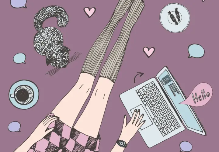 Gambe lunghe, un gatto, caffè e un laptop aperto con un fumetto "Hello". Un'immagine che evoca la sensazione di una relazione a distanza.