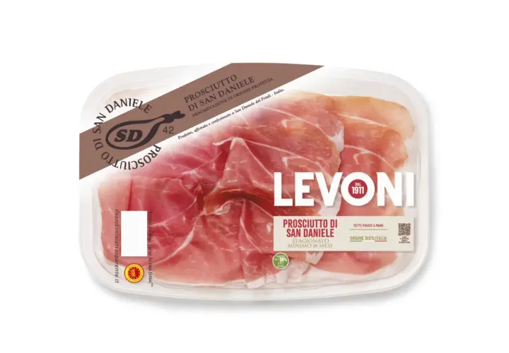Plastikowe opakowanie z plastrami Prosciutto di San Daniele. Delikatne, różowe mięso z widocznym tłuszczem, idealne na włoską przekąskę.