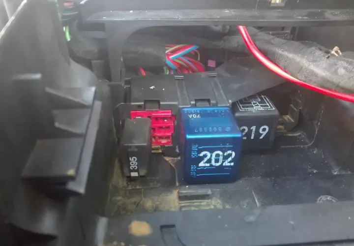 Przekaźniki w skrzynce bezpieczników Audi A4 B6: 395, 202, 219.