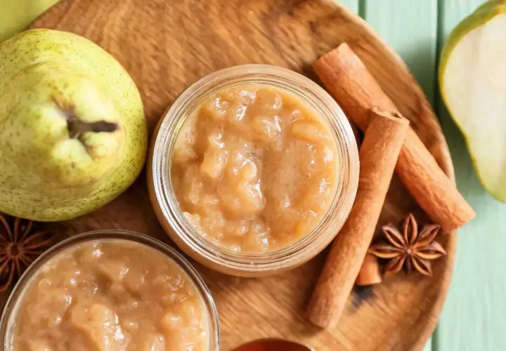 Deliciosa compota de pera casera, con peras frescas, canela y anís estrellado.