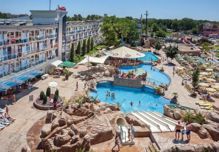 Słoneczne **Bułgaria wakacje** w hotelowym aquaparku z basenami, zjeżdżalniami i mnóstwem leżaków.