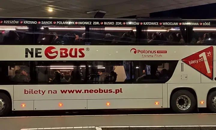 Autobus Neobus z wizerunkiem wielbłąda i napisem "bilety na www.neobus.pl".