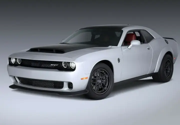 Srebrny Dodge SRT z czarną maską i dachem, z czerwonym wnętrzem, gotowy do jazdy.