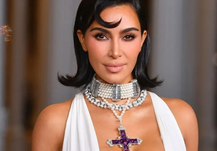 Kim Kardashian fryzura: 10 najmodniejszych stylizacji gwiazdy