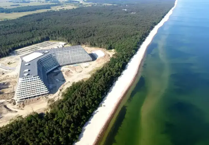 Nowy hotel Gołębiewski nad morzem, w otoczeniu lasu sosnowego i piaszczystej plaży.
