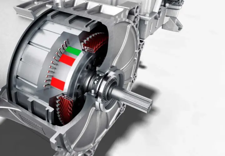 Sezione di motori elettrici per auto, mostrando rotore, statore e ingranaggi.