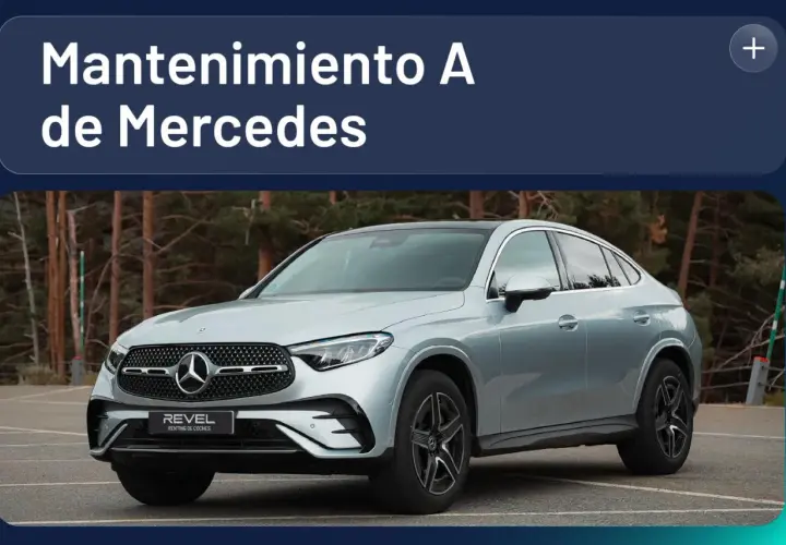 Un Mercedes plateado en un estacionamiento, listo para su mantenimiento A.