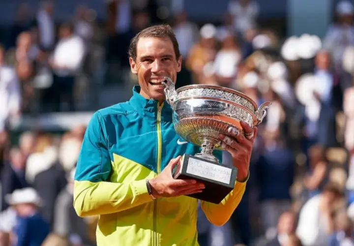 Rafael Nadal z pucharem Rolanda Garrosa, symbol jego nieustannego wzrostu formy i dominacji na kortach.