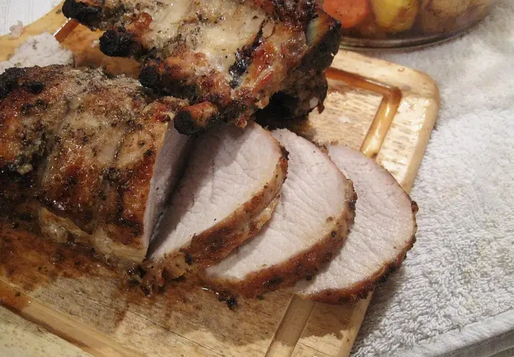 Ile piec schab z kością w piekarniku, aby był soczysty i smaczny?