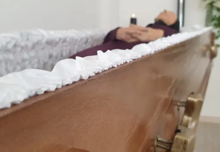 Ostatnie chwile spokoju. Kto ubiera zmarłego w domu, przygotowując go do ostatniej podróży, otacza go troską i szacunkiem.