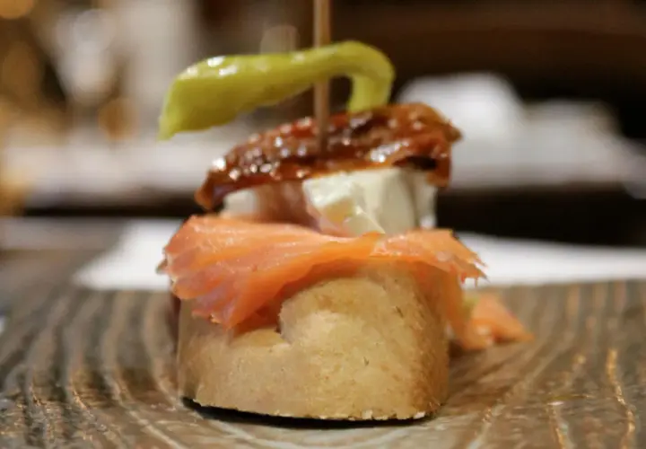 Pinchito con salmón, queso, pimiento y anchoa. Una deliciosa muestra de los tipos de guindillas españolas.