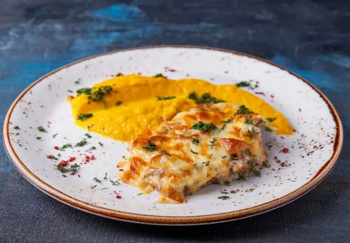 Pyszny katsu z chrupiącą panierką i ciągnącym serem, podany z kremowym purée z dyni.