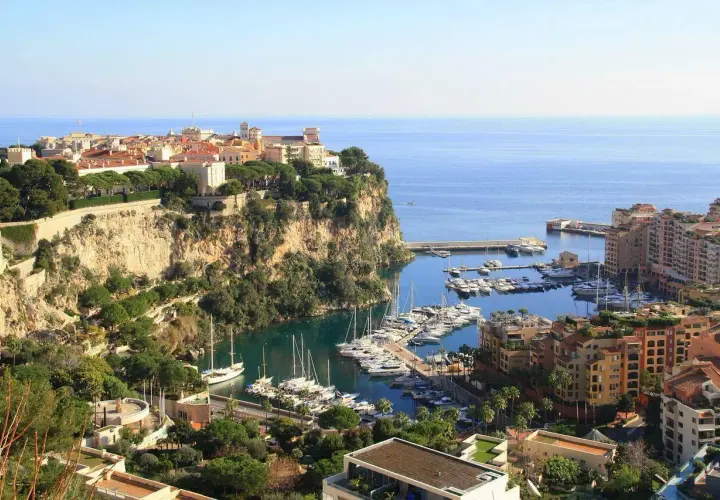 Widok na port w Monako z licznymi jachtami. Wyobraź sobie, że to miejsce to luksusowy monaco camping, gdzie cumują łodzie.