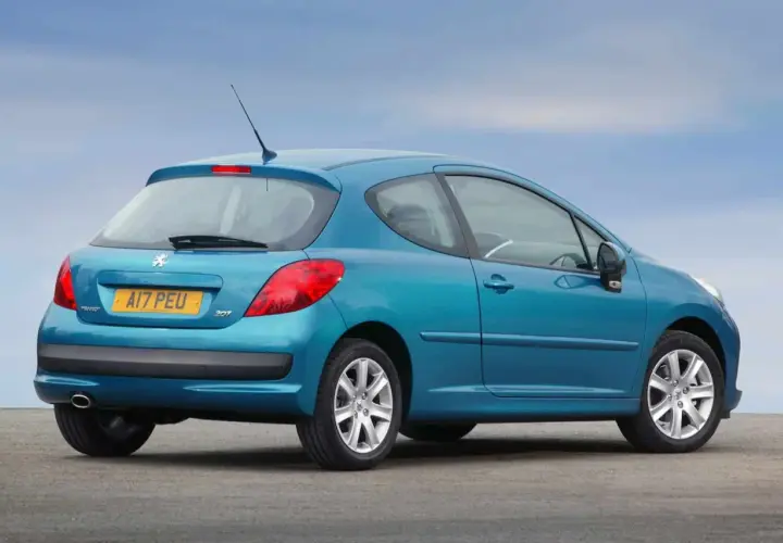 Niebieski Peugeot 207 z tyłu, gotowy do jazdy. Pamiętaj o sprawdzeniu ciśnienia w oponach dla bezpieczeństwa.