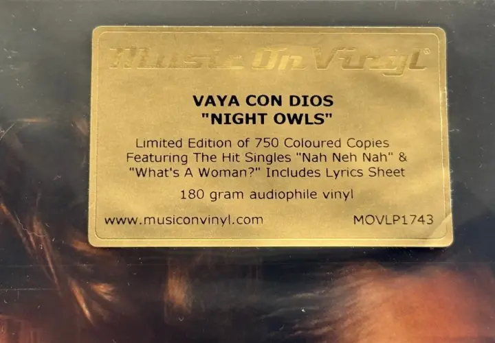 Złota naklejka na płycie Vaya con Dios "Night Owls". Limitowana edycja 750 kolorowych kopii, zawiera hity i arkusz tekstów.