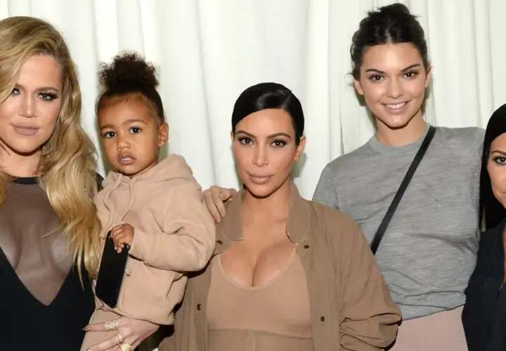 Khloe, Kim z córką North, Kendall i Kourtney. Kris Jenner dzieci w komplecie.