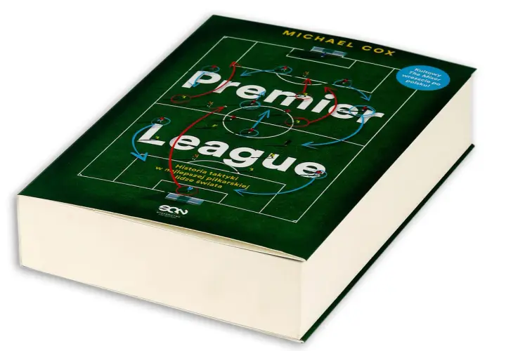 Książka "Premier League. Historia taktyki w najlepszej piłkarskiej lidze świata" Michaela Coxa. Okładka przedstawia schemat boiska z zaznaczonymi ruchami zawodników, ilustrującymi taktykę.