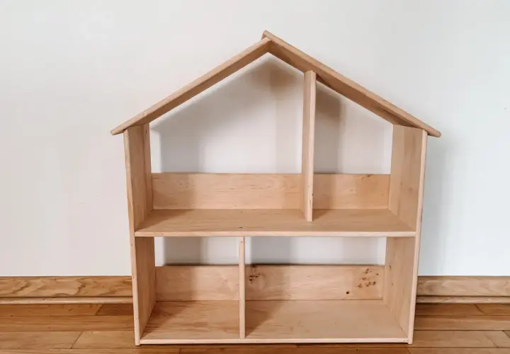 Drewniany domek dla lalek DIY, gotowy do pomalowania i umeblowania. Idealny do kreatywnej zabawy.