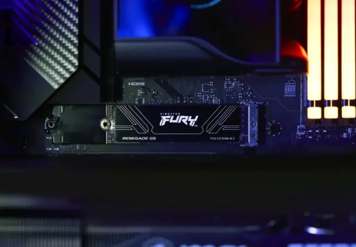 Dysk Kingston Fury Renegade G5 z interfejsem PCIe 5.0 NVMe M.2 zamontowany na płycie głównej, gotowy do pracy.