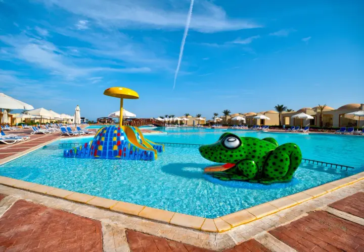Piękna pogoda w Egipcie, Marsa Alam. Basen z zabawną żabą i zjeżdżalnią czeka na gości.
