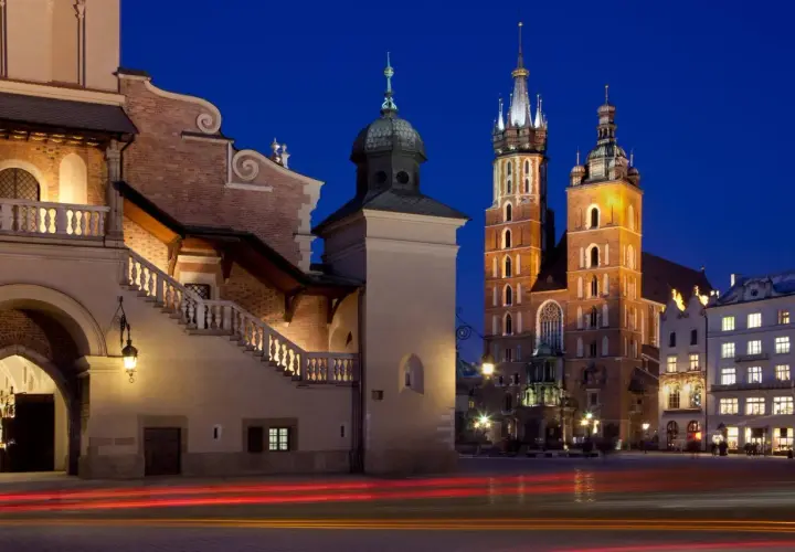 Wieczorny Rynek Główny w Krakowie, idealne miejsce, by zacząć planować, co robić w Krakowie w weekend.