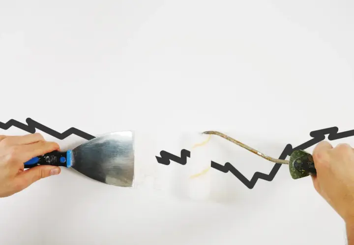 Hände reparieren mit Spachtel und Rolle eine gezackte Linie, die wie **risse in der wand** aussieht.