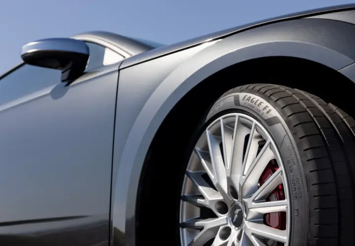 Neumático Goodyear Eagle F1 Asymmetric 6 en un coche deportivo gris.