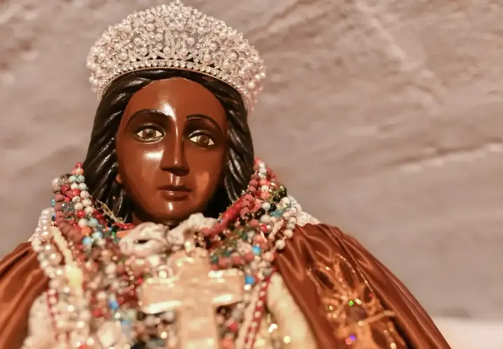 El santo de Sara, una figura oscura con corona de perlas y manto adornado con collares de cuentas, irradia serenidad.