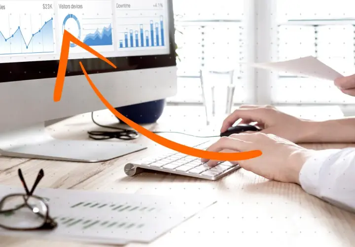 Gráfico de ventas en pantalla de ordenador, con una flecha naranja ascendente. La imagen evoca la idea de una copia de seguridad incremental que impulsa el crecimiento.