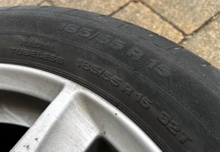 Opona samochodowa 185/55 R 15 82T. Indeks prędkości Y pozwala na jazdę z dużą prędkością.