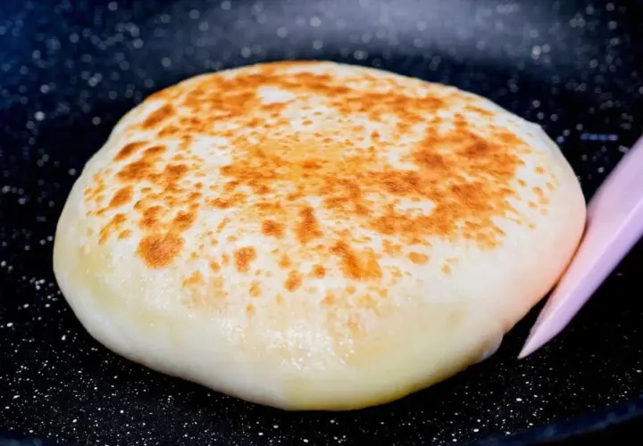 Galette de pomme de terre dorée, cuite à la poêle. Une délicieuse recette pomme de terre sans four facile et rapide.