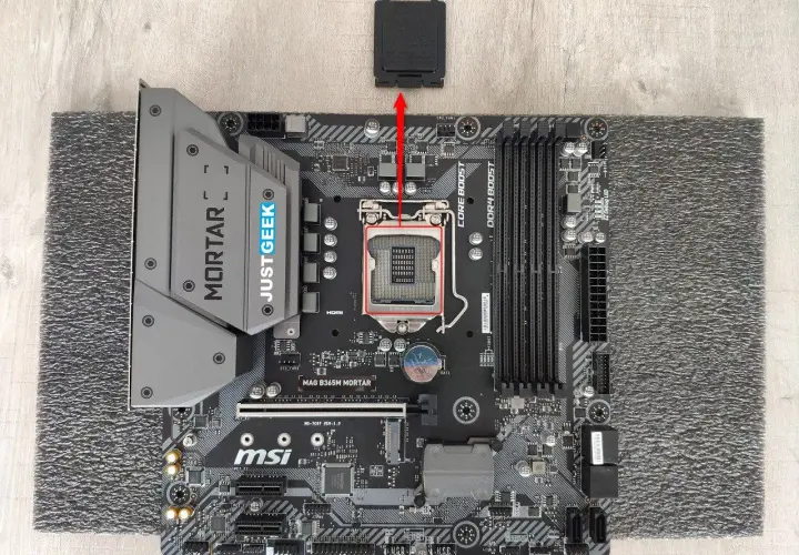 Le connecteur carte mère est prêt pour l'installation du processeur sur cette carte MSI MAG B365M MORTAR.