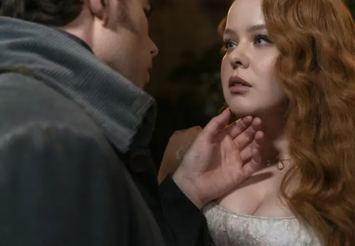 Intymny moment, gdy mężczyzna delikatnie dotyka policzka kobiety. Czy to początek romansu, czy może próba wyjścia z friendzone?