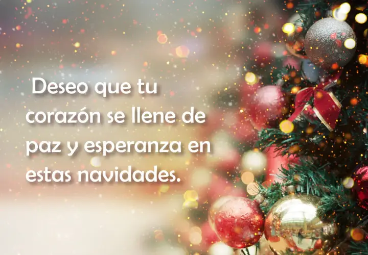 Árbol de Navidad decorado con esferas rojas y doradas. Frases de navidad y año nuevo: "Deseo que tu corazón se llene de paz y esperanza en estas navidades.