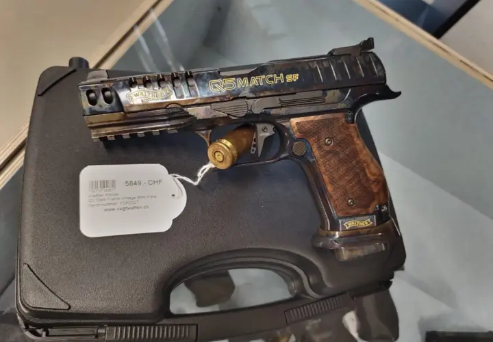 Stare karabiny Walther Q5 Match SF z drewnianą okładziną i nabojem w komorze.