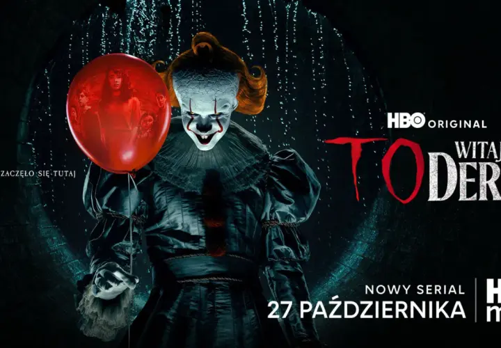 Pennywise z czerwonym balonem na tle mrocznego kanału. Napis "TO".