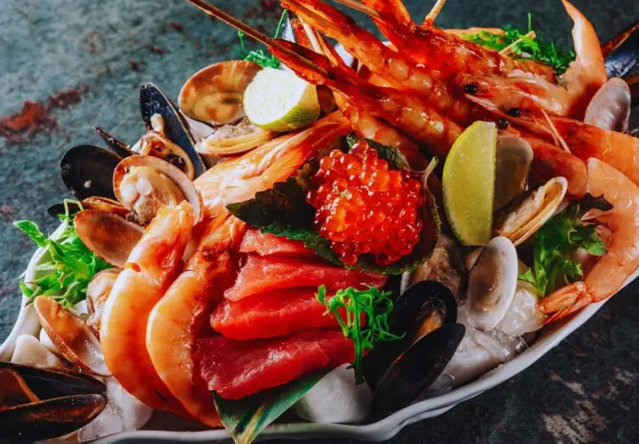 Exquisito marisco de temporada: gambas, mejillones, almejas y atún fresco, coronado con huevas de salmón y rodajas de lima.