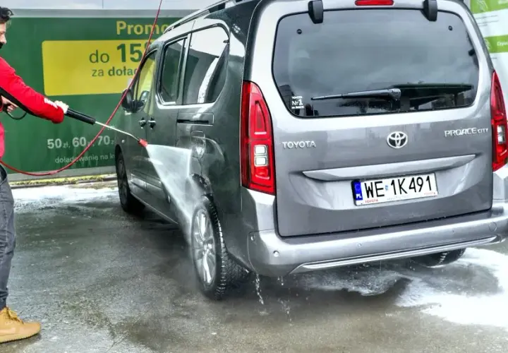 Ile trwa mycie samochodu na myjni? Sprawdź, co wpływa na czas!