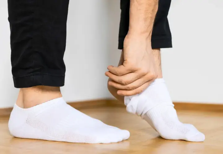 W czym moczyć białe skarpetki? Domowe triki na śnieżną biel