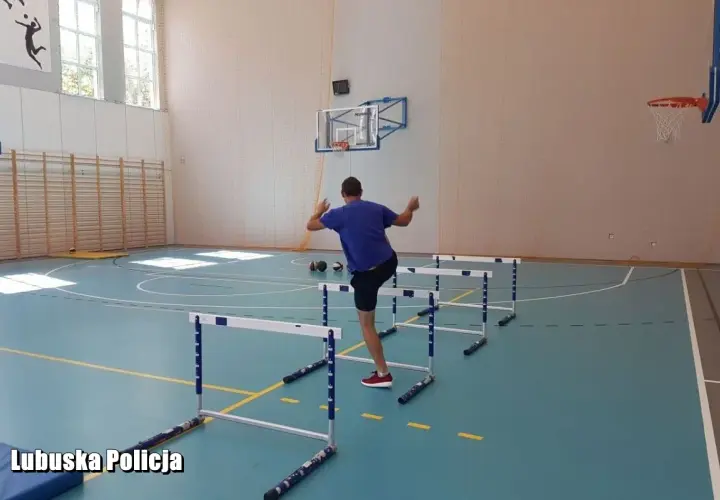 Trening sprawnościowy na torze przeszkód w sali gimnastycznej. Idealne miejsce, gdzie można poćwiczyć tor przeszkód do policji.