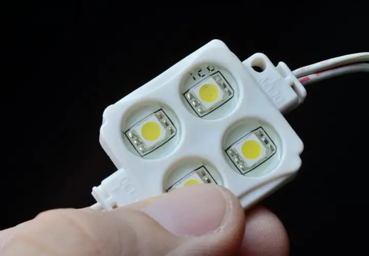 Moduł LED 12V, pokazujący jak włączyć ledy bez pilota, podłączając je do zasilania.