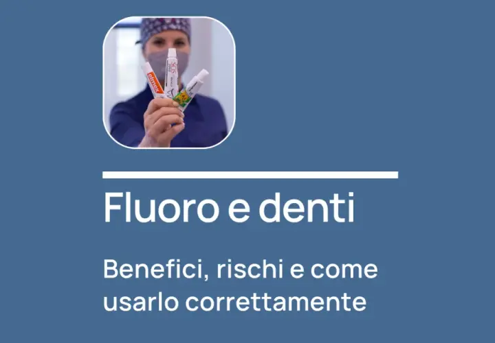 Dentista mostra tubetti di dentifricio, evidenziando l'importanza del fluoro per la salute dei denti e come usarlo correttamente.