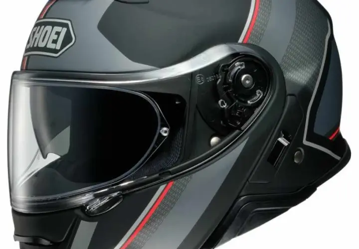 Casco Shoei Neotec 2, diseño gris con detalles rojos y plateados. Su peso es ideal para viajes largos.