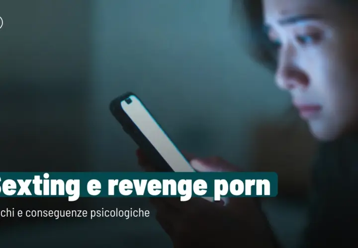 Ragazza preoccupata guarda il telefono, tema: sexting che cos'è, rischi e conseguenze psicologiche.